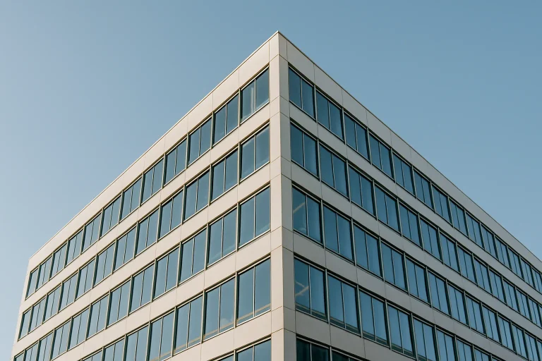 Bâtiment de bureaux moderne à Rungis, ciel dégagé, vue en contre-plongée